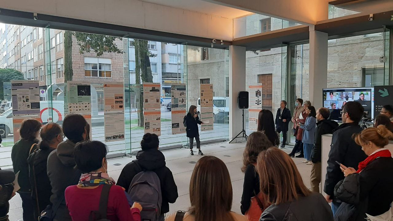 Presentación no Museo Provincial de Pontevedra do proxecto Saberes Próximos. De pé, diante dun gran número de persoas tamén de pé, Sara Fraga explica os detalles do proxecto